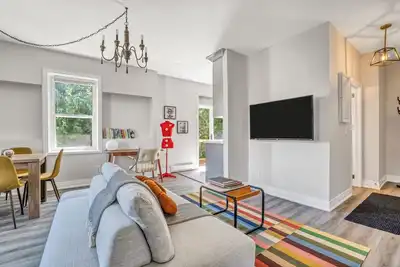 Image de Stylish Mid-Century Stay, 5 Mins to Hospital