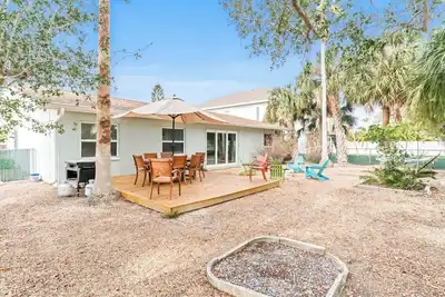 Image de Spacious Coastal Home | Walk to Beach + Beach Gear