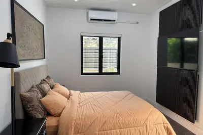 Image de Gated cozy retreat 5mins from highway, full kitchen and secure parking