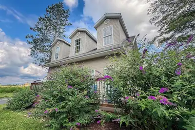 Image de New: Charming and Great Value Lake Area Cottage
