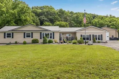 Image de Lower Lake Retreat: Pet Friendly + Hot Tub + Game Room!