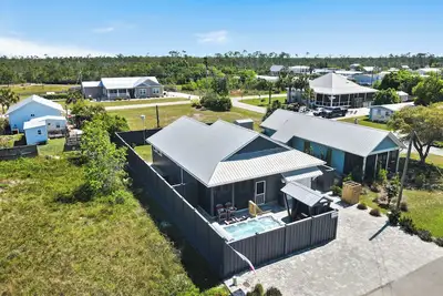 Image de New Listing! Special Shell features 2bd/2ba w/private, fenced yard, swim spa, outdoor fireplace!