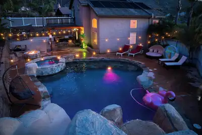Image de Luxe Resort Style Home Stunning 8 Beds with Pool