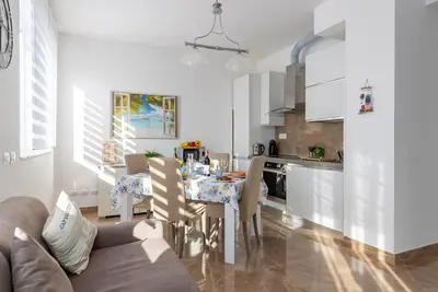 Seaside Apartment with swimming pool and parking