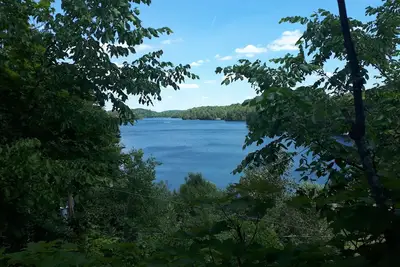 Image de Lake view Cottage. Private location only a few steps to water access