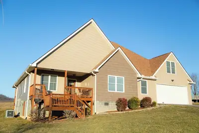 Image de 4-bedroom in Hendersonville/ Game Room & Pool Table with Gorgeous Mountain Views