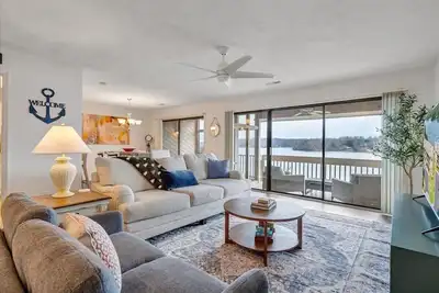 Image de Lake Vibes - Private lakefront condo with beautiful lake views!