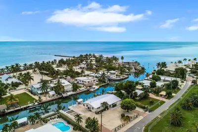 Image de Beautiful Home in a Great Neighborhood with Ocean Access and Boat Ramp on Property