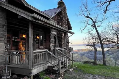 Image de Eagle View Lodge - 1850's Driftless Log Cabin w/ Hot Tub