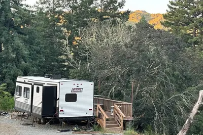 Image de Nestle in Santa Cruz Mountains reconnect with nature. Exp. glamorous camping!