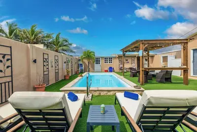 Image de 4br3ba Home ~ Central~ Bbq ~ Private Pool & Patio