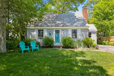 Image de Quiet home near Great Pond with patio, W/D, Ac, games, & private yard