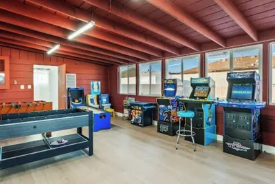 Image de Arcade, Mini Golf, Soccer, Game Room, Fire Pit, Swings, Private Parking