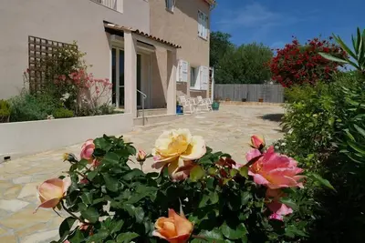 Image de Bel appartement 3 pièces en villa climatisé 800m plage Wifi