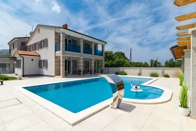 Villa Horizon for 18 people near Pula with large garden and children playground