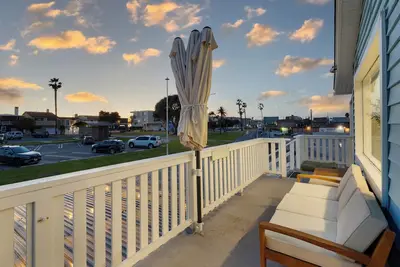 Image de Walk to the Sand! Ocean Views, Balcony & Parking | Sunset Surf