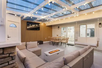 Image de Steps to Beach, Firepit & Patio | Long-Term Sunset Beach Stay | Coastal Cove