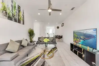 Image de Cityscape 2br I Parking I King Bed I Workspace