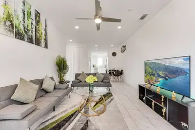 Image de Skyline 2br I Free Parking I King Bed I Workspace