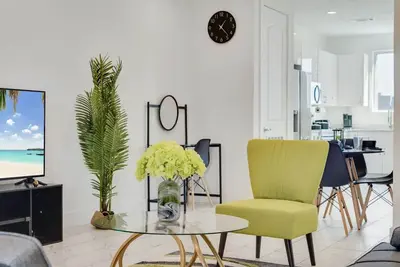 Image de Metro Sky 2br I Parking I King Bed I Workspace