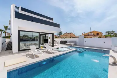 Ultimate Enjoyment: Luxury 8-person Villa with Jacuzzi, Pool & Beach within Walking Distance!