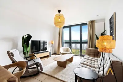Modern Apt with Balcony, Fast WiFi & Amenities
