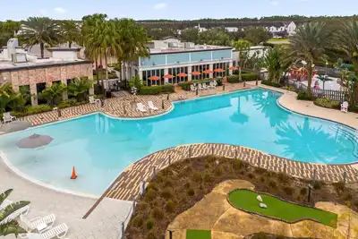 Image de 🎃 Halloween Getaway! 👻<br>Enjoy a community  pool, game room, and gym all at great prices! Spend more time enjoying spooky adventures at the parks with shorter lines. The perfect home base for your Halloween getaway!
