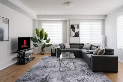 Image de Spacious 3-bedroom 5 bed townhome in Quiet Brampton Location All Amenities Inc.