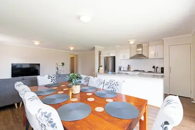 Image de Fiesta Retreat with 2 Living Areas, Bbq Space, and Prime Location Near Parks & Shopping