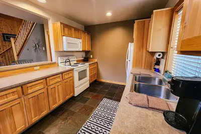 Image de 2 Br Chalet With Hot Tub | Pet-Friendly. Pool