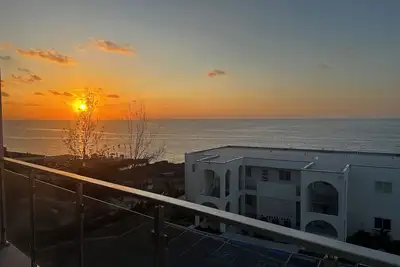Image de Large Extended 1 Bed 1. 5 Bath 1100 Sq Foot Sea View Condo
