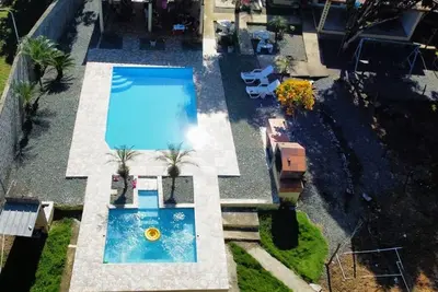 lugar lleno de paz con 4 habitaciones, piscina y rio dentro de la propiedad