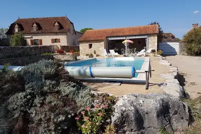 Image de Gîte de charme avec piscine située dans le Parc naturel des Causses du Quercy.