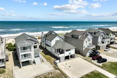 Image de N3709- Oceanfront stunner with 6 Bedrooms, 4 Baths, Hot Tub, and Game Room.