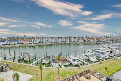 Image de ☀Short Walk to Beach🌊 Marina Views🐬Large Private Balcony🌴Walk to Restaurants