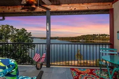 Image de 371 Stunning Lakeview, close to Sdc, Welcome Home