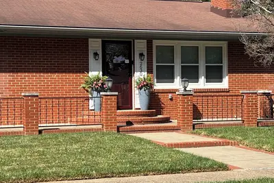 Image de Beautiful spacious 4-bedroom, 6-bed house in Owensboro with screened in porch.