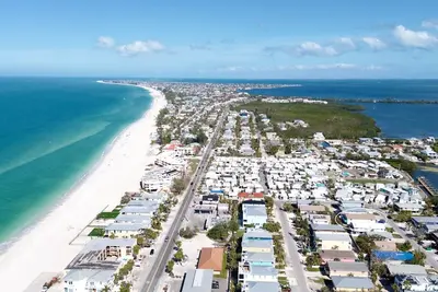 Image de Colorful Island Condo, Walk to Beach and Parks