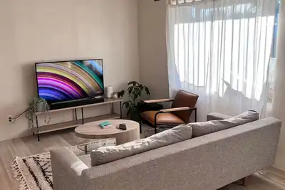 Bright, Airy 3 Bd Bungalow Minutes from Downtown