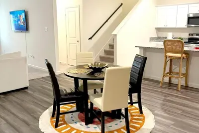 Image de Spacious 5-bedroom Duplex with Ac, WiFi, Lounge in charming Pilot Point