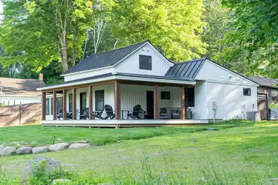 Image de The Farmhouse- Charming 4-bedroom house with Lake Access & Hot Tub.