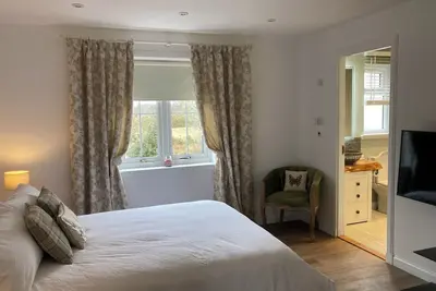 Image de Beautiful garden apartment surrounded by woodland and fields.
