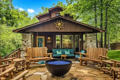 Image de Stunning 2 Bedroom Cabin In The Woods, Covered Porch, Jacuzzi, Kitchen & Hot Tub