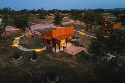 Image de Luxury cabin in the center of the Texas Wine Country; large private porch w/hot tub, gas grill and fire pit; pet friendly
