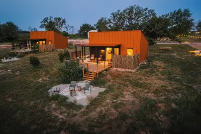 Image de Luxury cabin in the center of the Texas Wine Country; large private porch w/hot tub, gas grill and fire pit; pet friendly