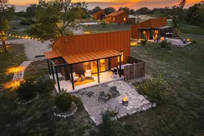 Image de Luxury cabin in the center of the Texas Wine Country; large private porch w/hot tub, gas grill and fire pit; pet friendly