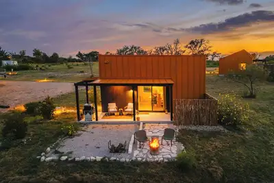 Image de Luxury cabin in the center of the Texas Wine Country; large private porch w/hot tub, gas grill and fire pit; pet friendly