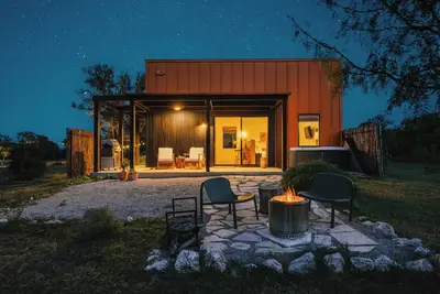 Image de Luxury cabin in the center of the Texas Wine Country; large private porch w/hot tub, gas grill and fire pit; pet friendly