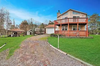 Image de Lake Ariel: Families, Sauna, King Bed, Bbq Firepit, Pool, Outdoor Kitchen