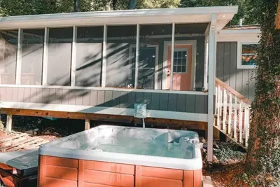 Image de Two lakefront cabins next door